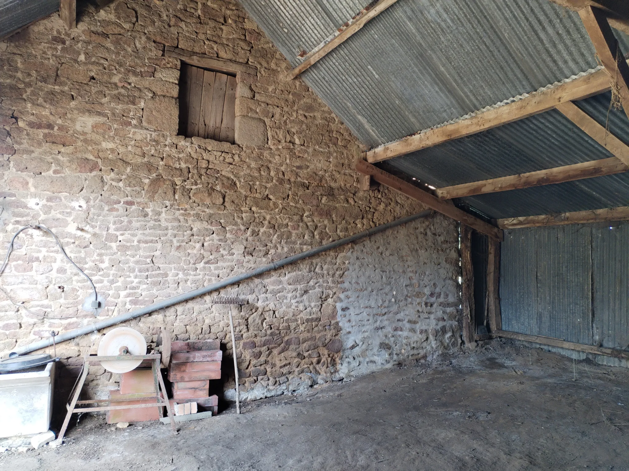 Maison à rénover de 48 m² avec grand terrain à Romagné 