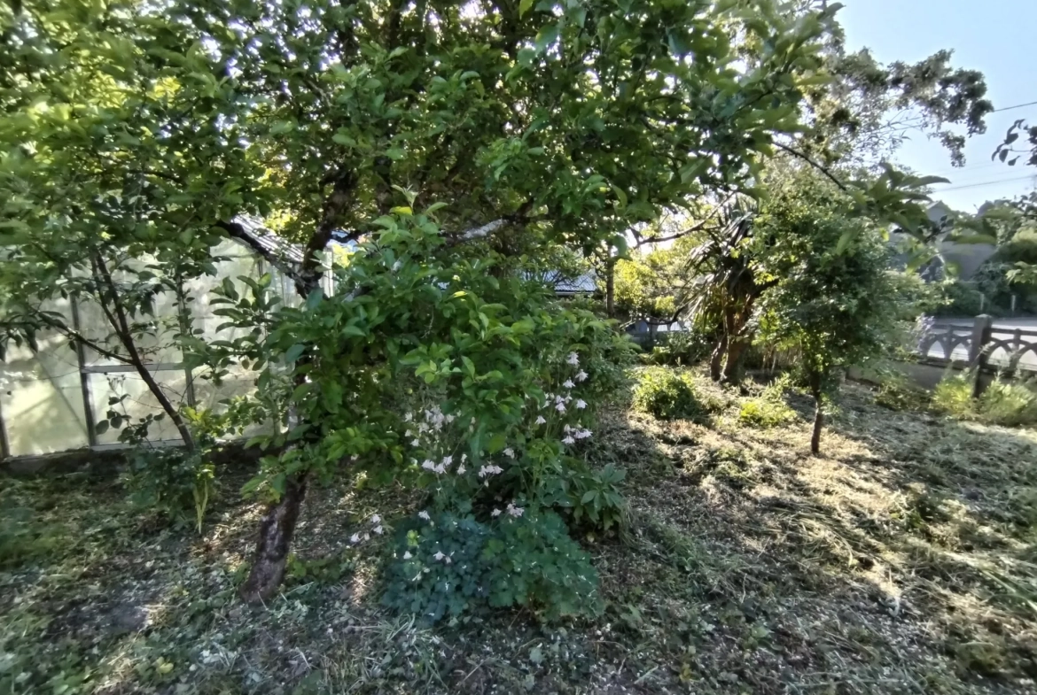 Maison à rénover de 48 m² avec grand terrain à Romagné 