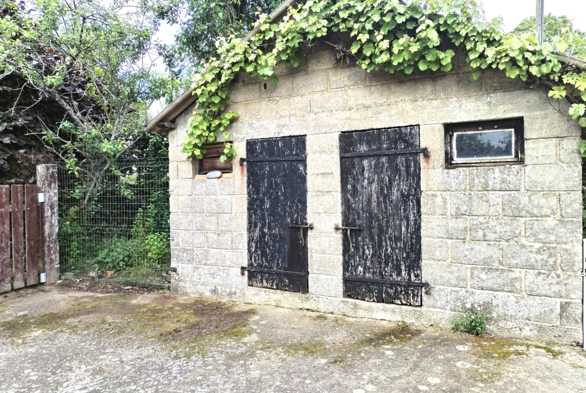 Maison à rénover de 48 m² avec grand terrain à Romagné 