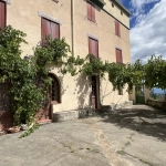 Maison authentique de 265 m² avec vue montagne à Corsavy