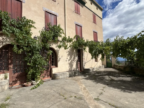 Maison authentique de 265 m² avec vue montagne à Corsavy