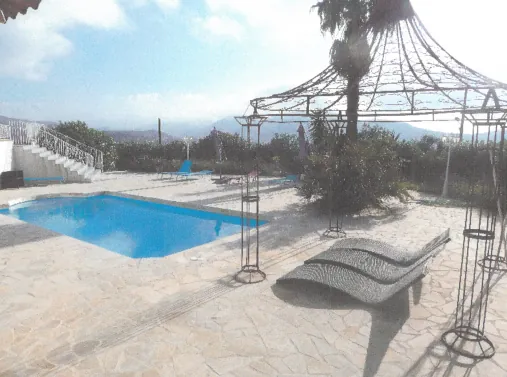 Villa T5 à Nice avec jardin, piscine et garages à vendre 