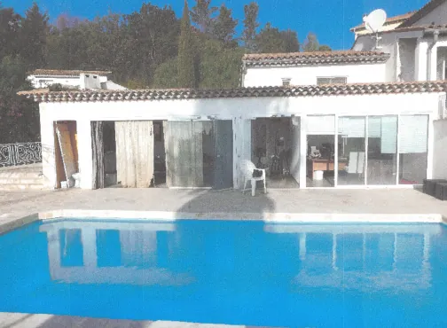 Villa T5 à Nice avec jardin, piscine et garages à vendre 