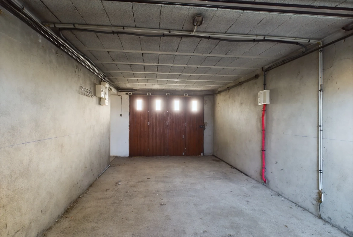 Pavillon à vendre à Nevers avec grand terrain et potentiel de rénovation 