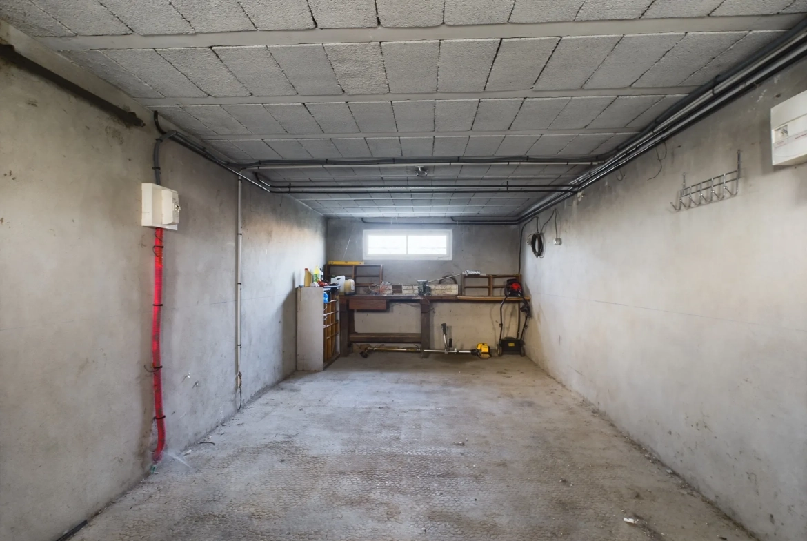 Pavillon à vendre à Nevers avec grand terrain et potentiel de rénovation 