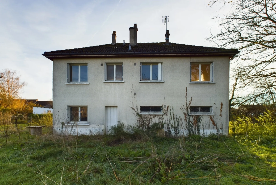 Pavillon à vendre à Nevers avec grand terrain et potentiel de rénovation 