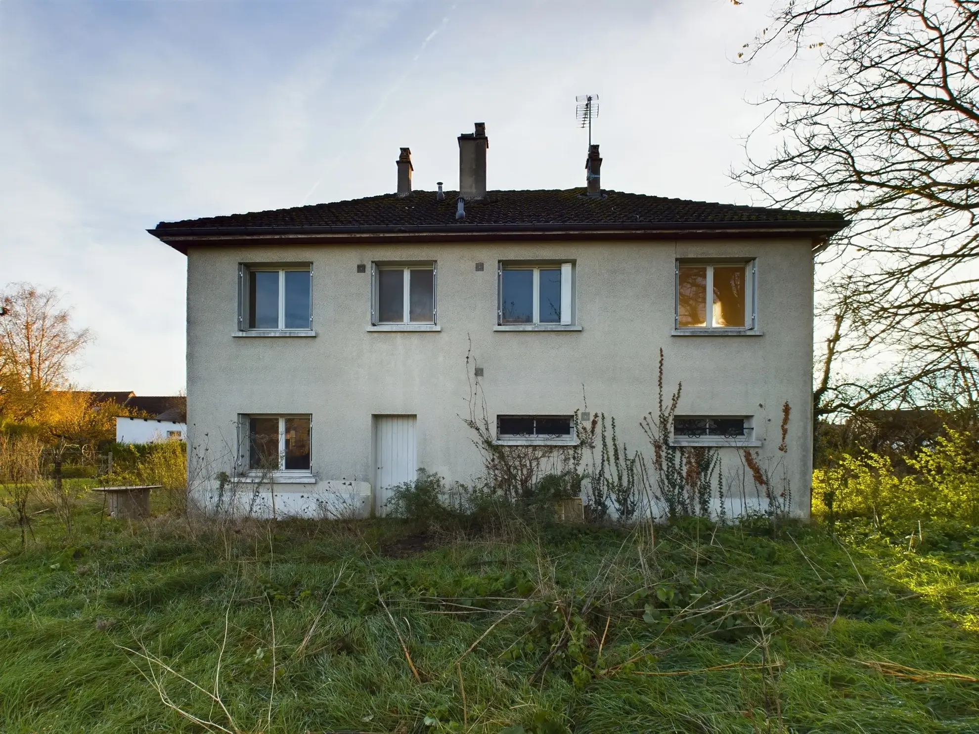 Pavillon à vendre à Nevers avec grand terrain et potentiel de rénovation 