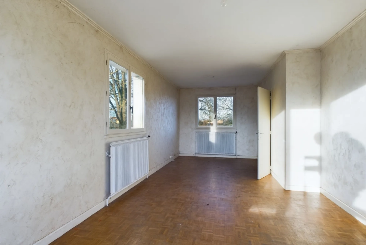 Pavillon à vendre à Nevers avec grand terrain et potentiel de rénovation 