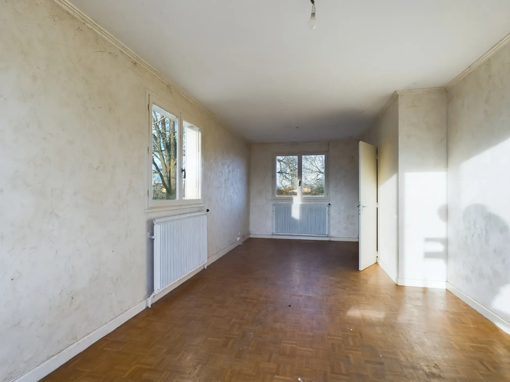 Pavillon à vendre à Nevers avec grand terrain et potentiel de rénovation 