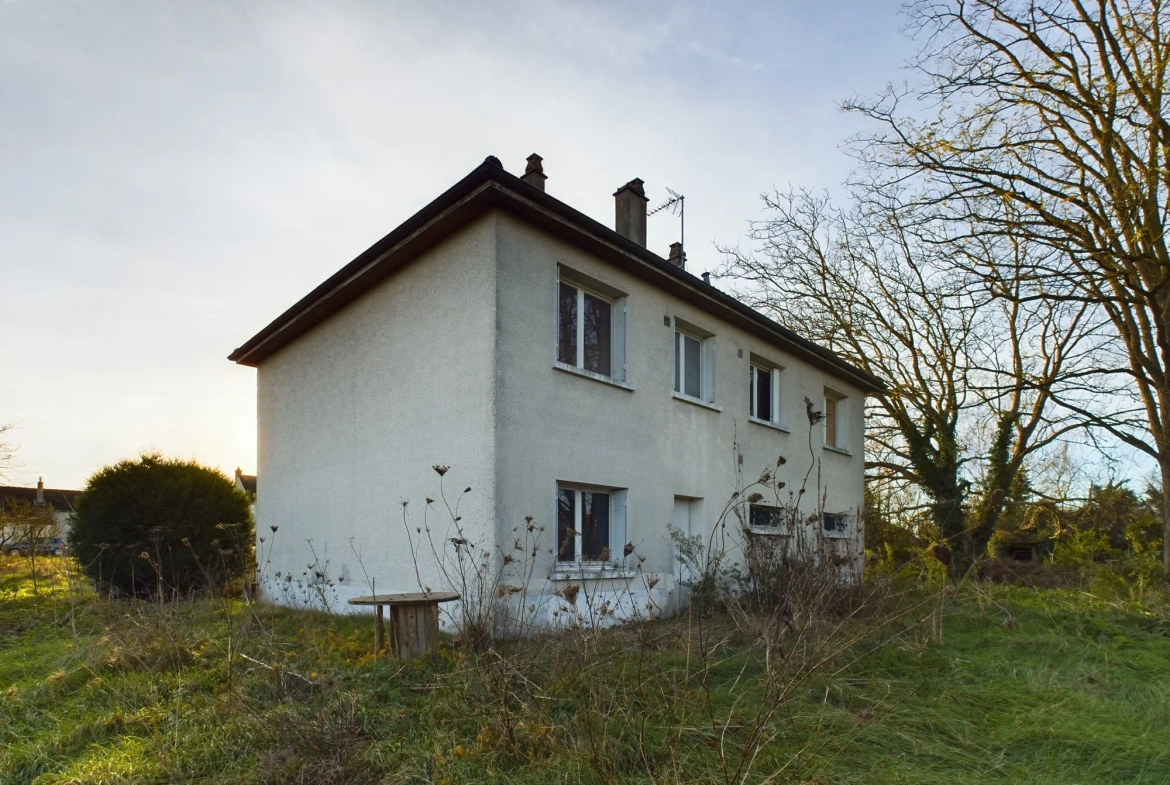Pavillon à vendre à Nevers avec grand terrain et potentiel de rénovation 