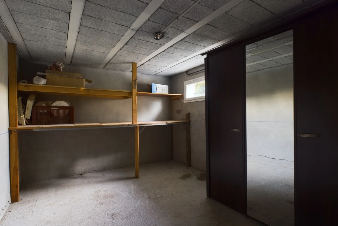Pavillon à vendre à Nevers avec grand terrain et potentiel de rénovation 