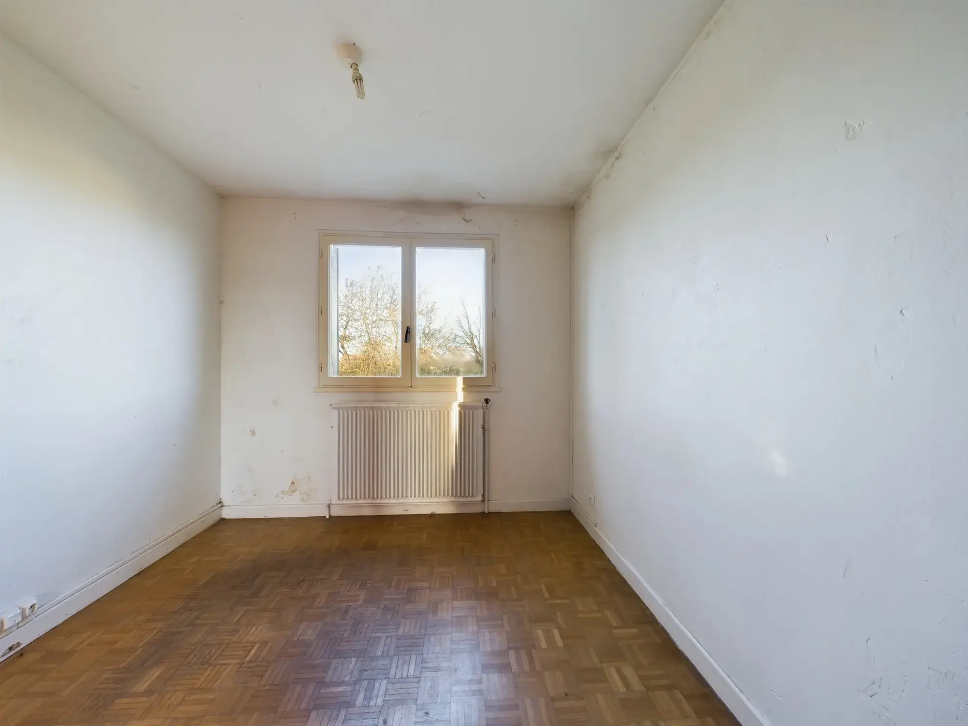 Pavillon à vendre à Nevers avec grand terrain et potentiel de rénovation 