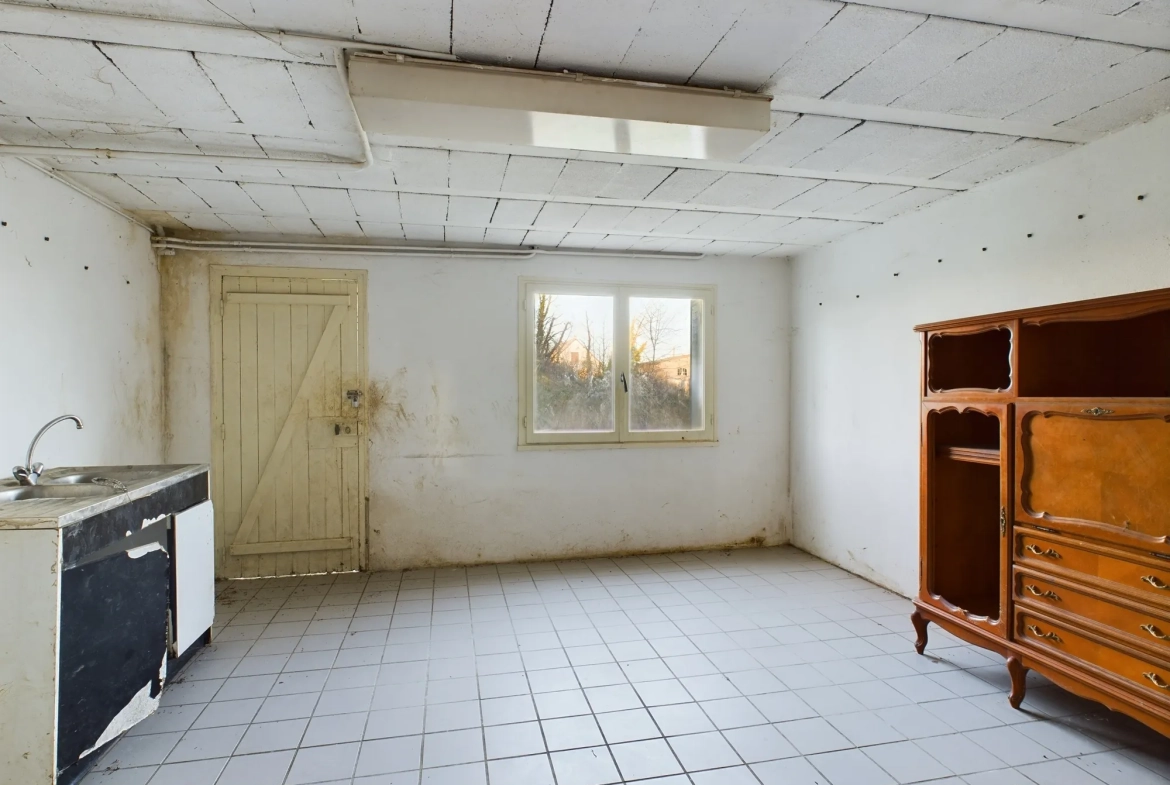 Pavillon à vendre à Nevers avec grand terrain et potentiel de rénovation 