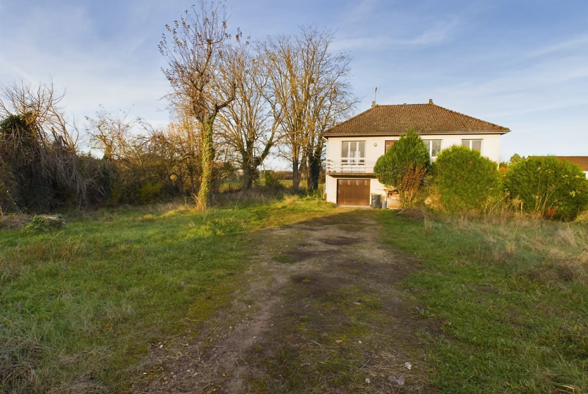 Pavillon à vendre à Nevers avec grand terrain et potentiel de rénovation 