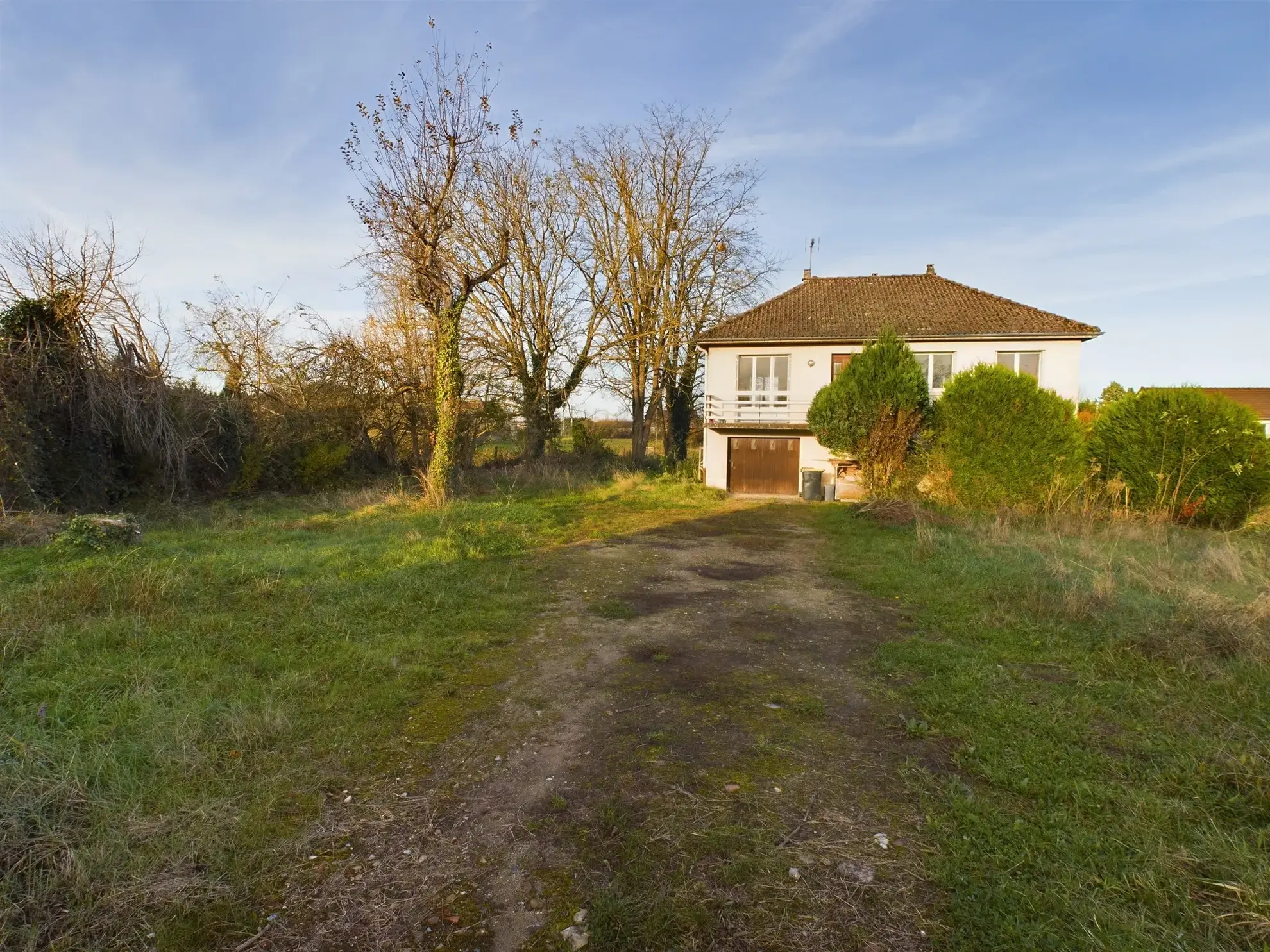 Pavillon à vendre à Nevers avec grand terrain et potentiel de rénovation 