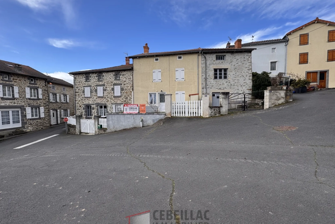 Maison à Vendre à Védrines-Saint-Loup avec jardin, 2 chambres, terrasse, prix attractif 75 000 € 