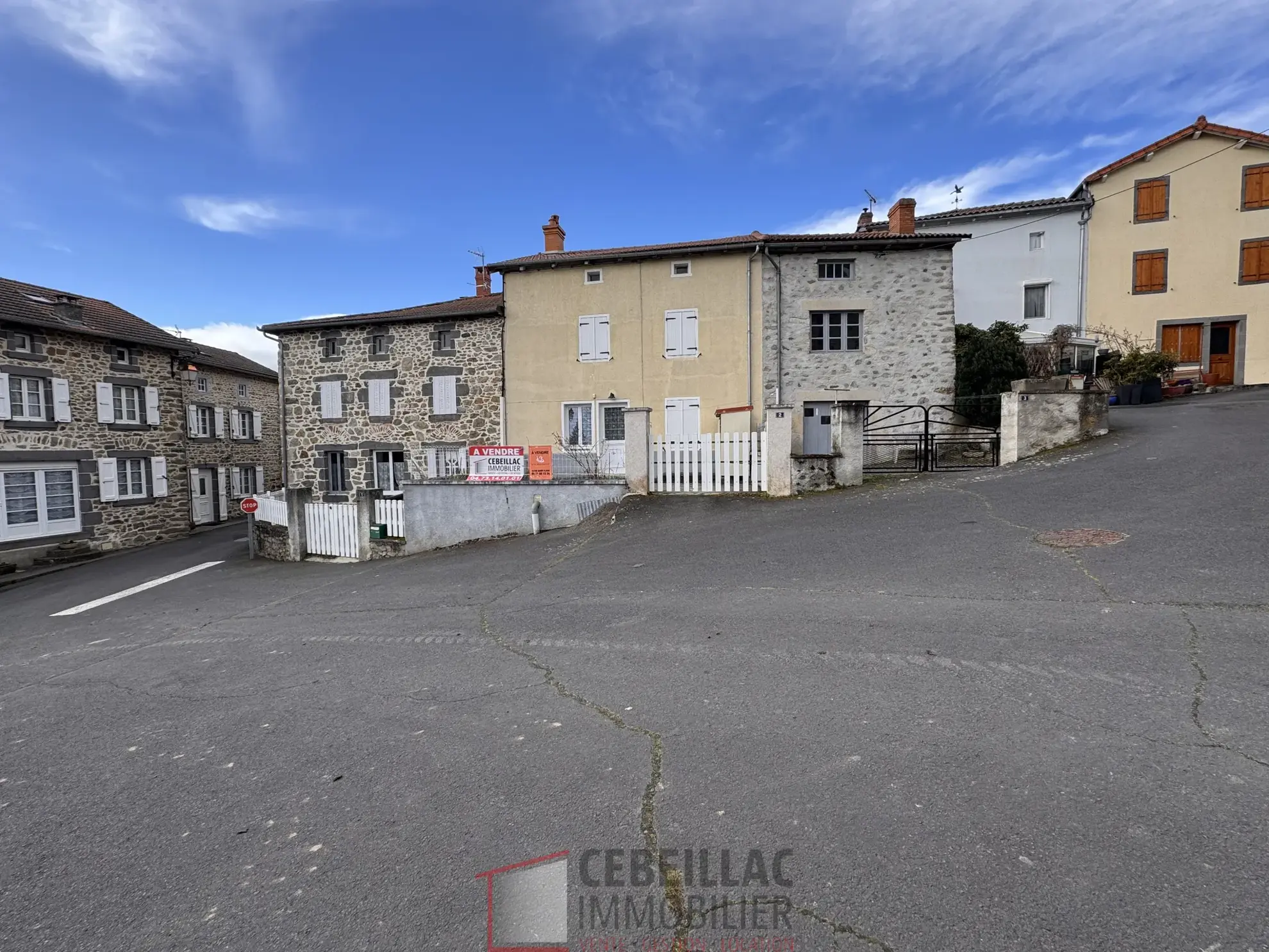 Maison à Vendre à Védrines-Saint-Loup avec jardin, 2 chambres, terrasse, prix attractif 75 000 € 