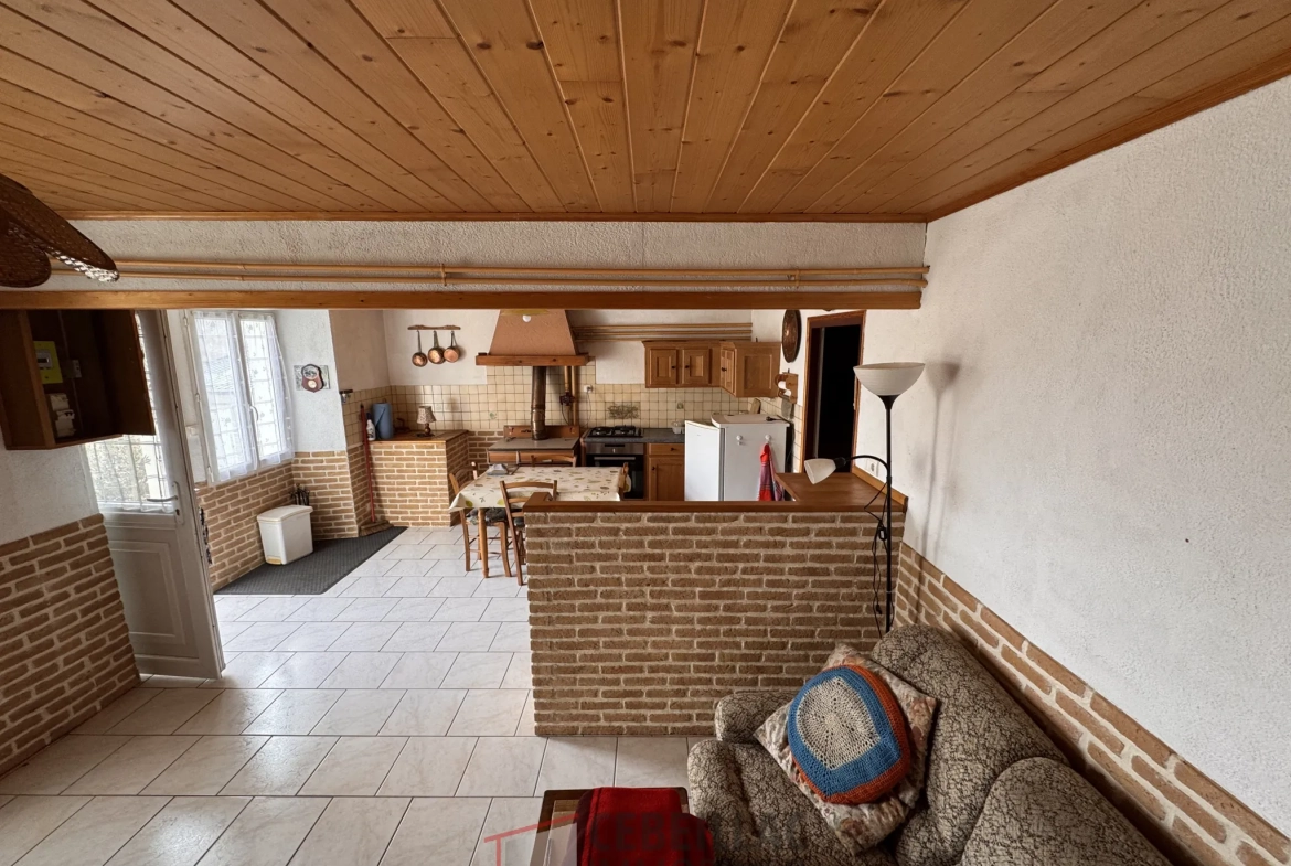 Maison à Vendre à Védrines-Saint-Loup avec jardin, 2 chambres, terrasse, prix attractif 75 000 € 
