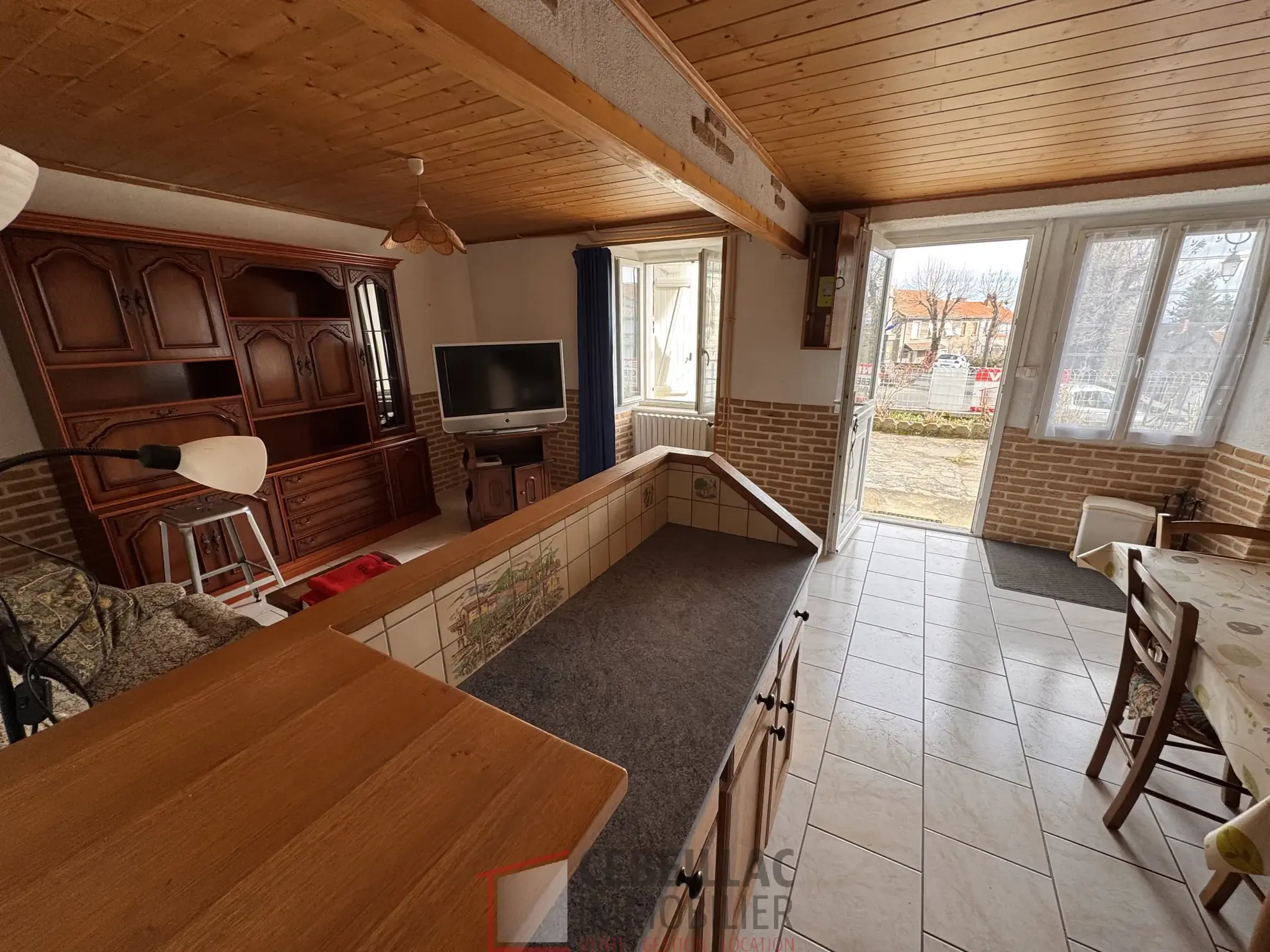 Maison à Vendre à Védrines-Saint-Loup avec jardin, 2 chambres, terrasse, prix attractif 75 000 € 