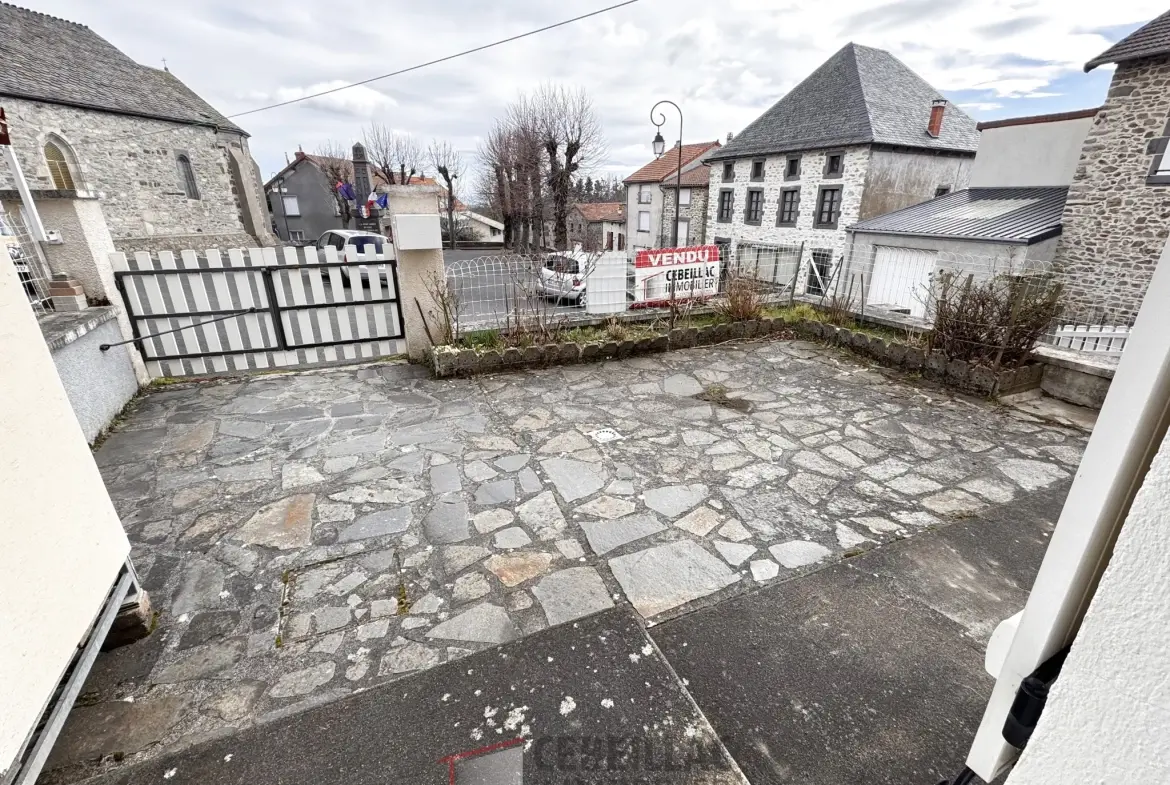 Maison à Vendre à Védrines-Saint-Loup avec jardin, 2 chambres, terrasse, prix attractif 75 000 € 
