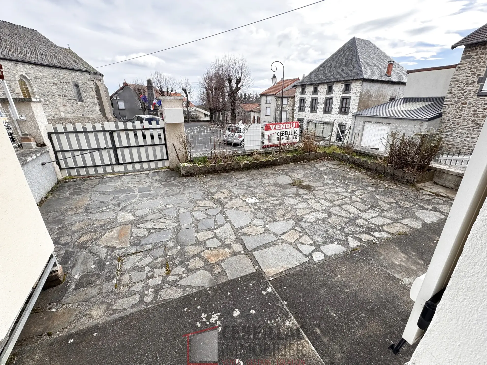 Maison à Vendre à Védrines-Saint-Loup avec jardin, 2 chambres, terrasse, prix attractif 75 000 € 