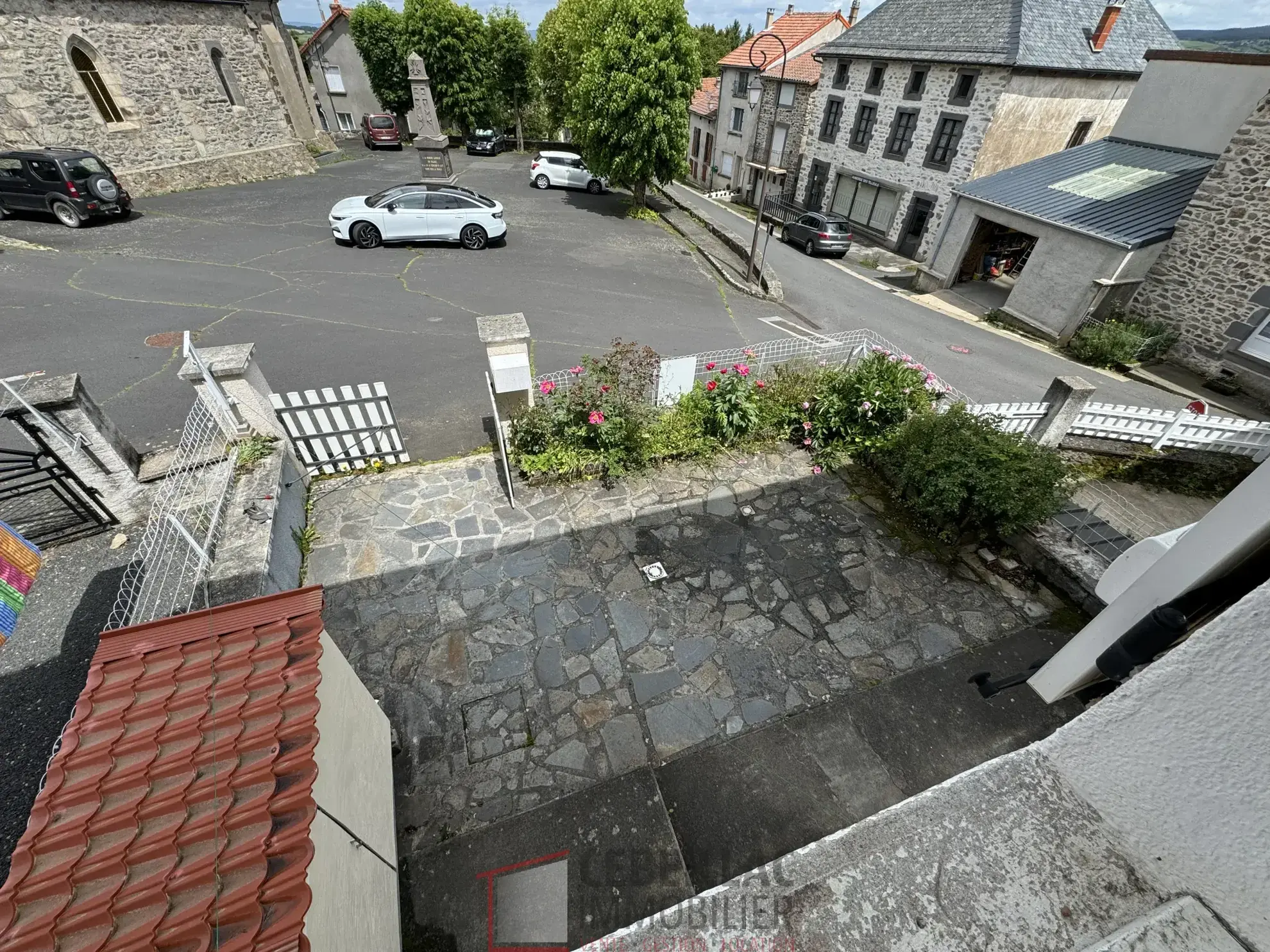 Maison à Vendre à Védrines-Saint-Loup avec jardin, 2 chambres, terrasse, prix attractif 75 000 € 