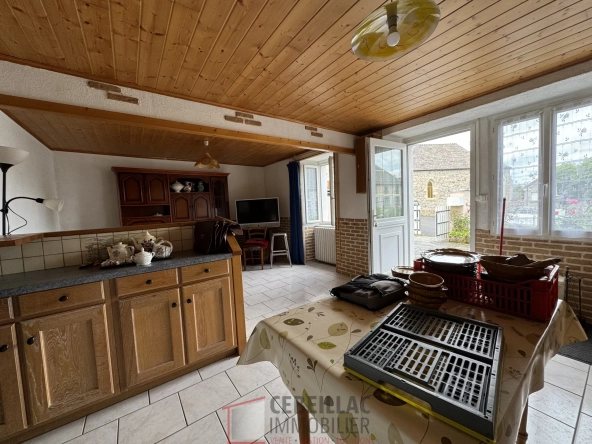 Maison à Vendre à Védrines-Saint-Loup avec jardin, 2 chambres, terrasse, prix attractif 75 000 €