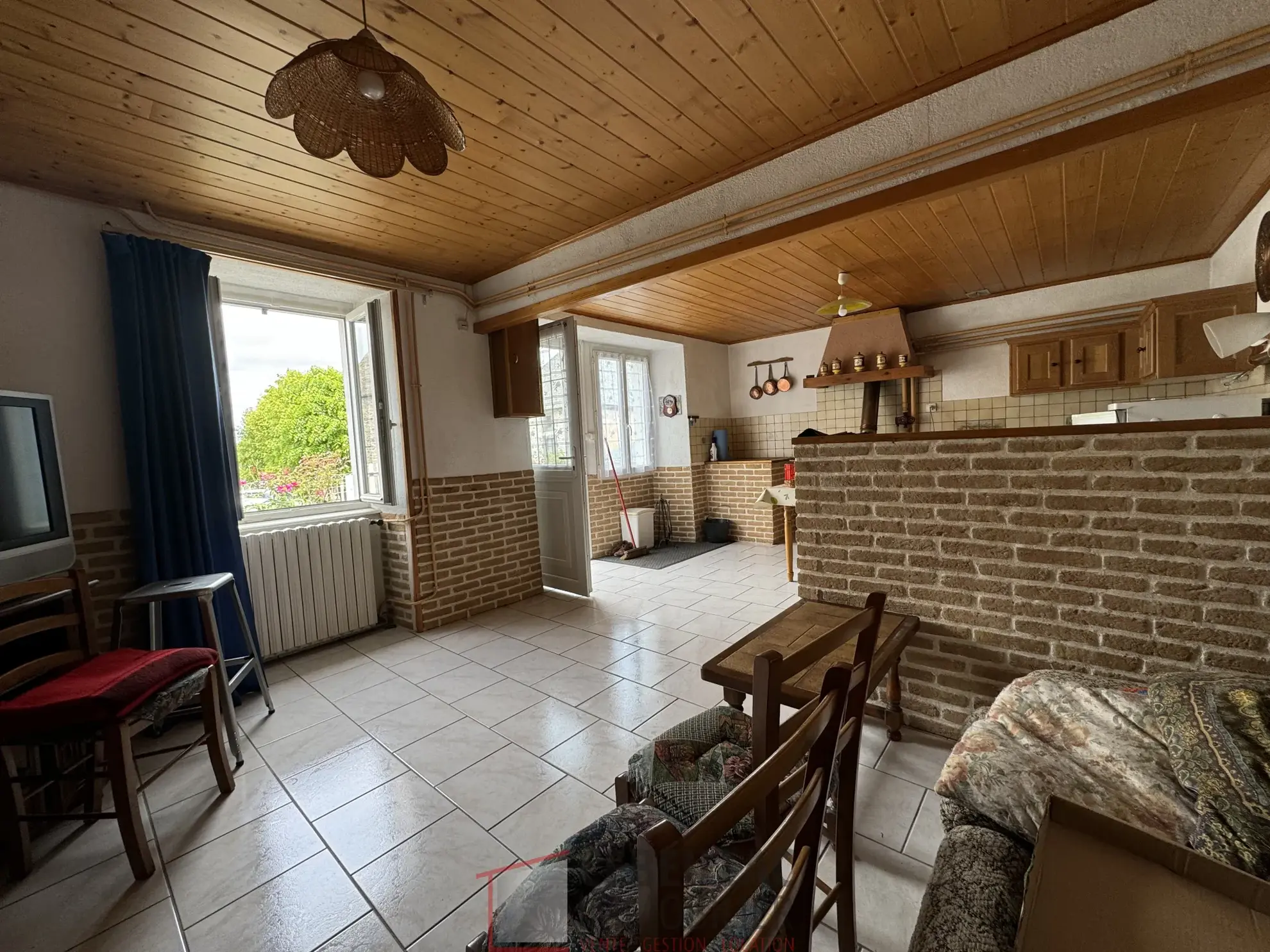 Maison à Vendre à Védrines-Saint-Loup avec jardin, 2 chambres, terrasse, prix attractif 75 000 € 