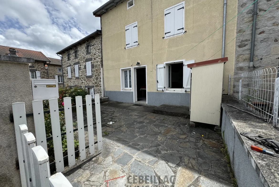 Maison à Vendre à Védrines-Saint-Loup avec jardin, 2 chambres, terrasse, prix attractif 75 000 € 