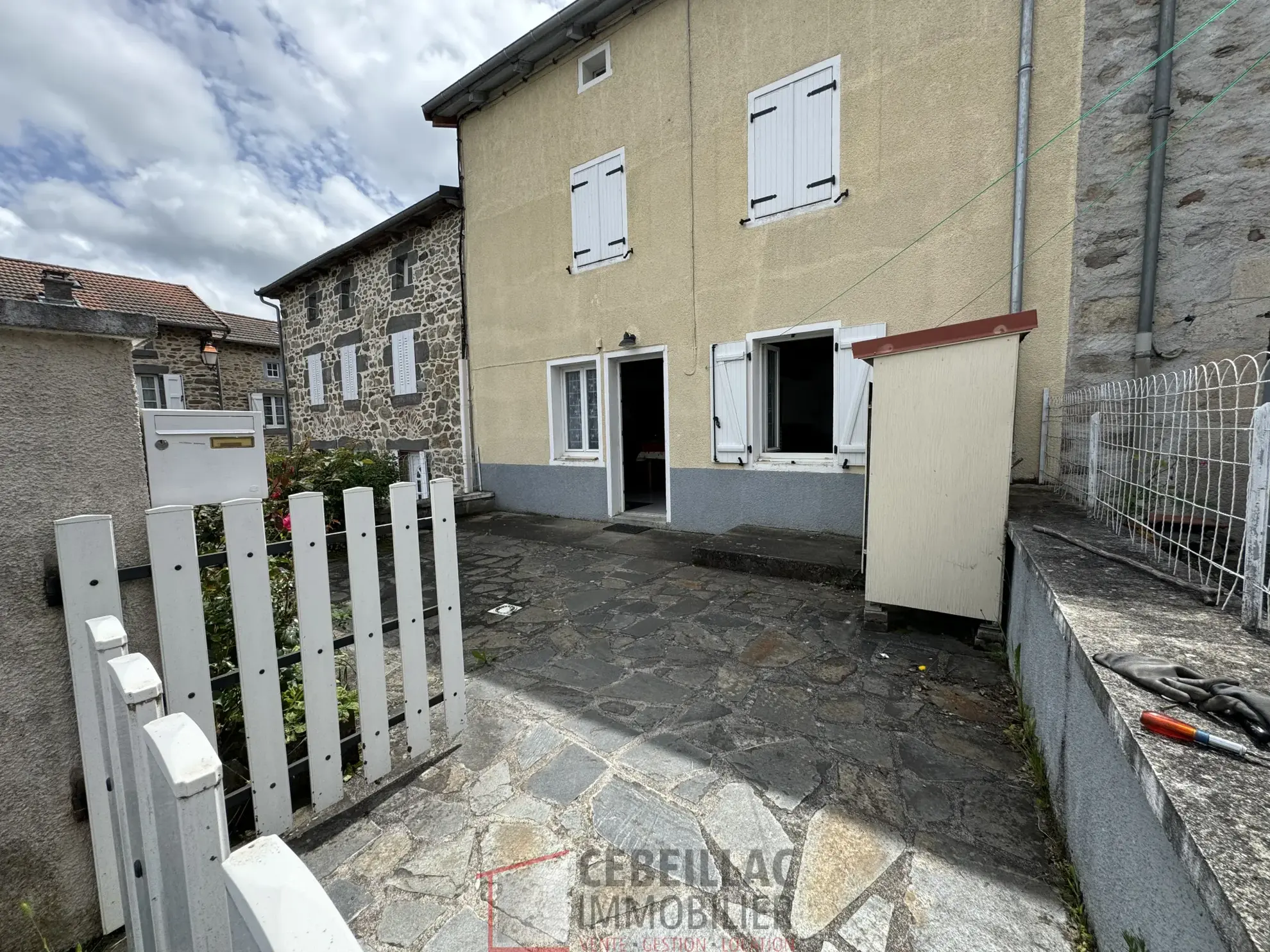 Maison à Vendre à Védrines-Saint-Loup avec jardin, 2 chambres, terrasse, prix attractif 75 000 € 