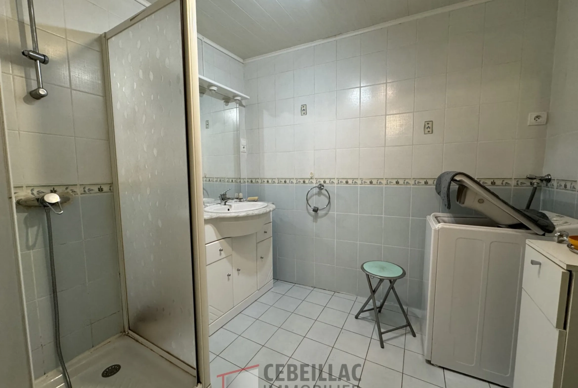 Maison à Vendre à Védrines-Saint-Loup avec jardin, 2 chambres, terrasse, prix attractif 75 000 € 