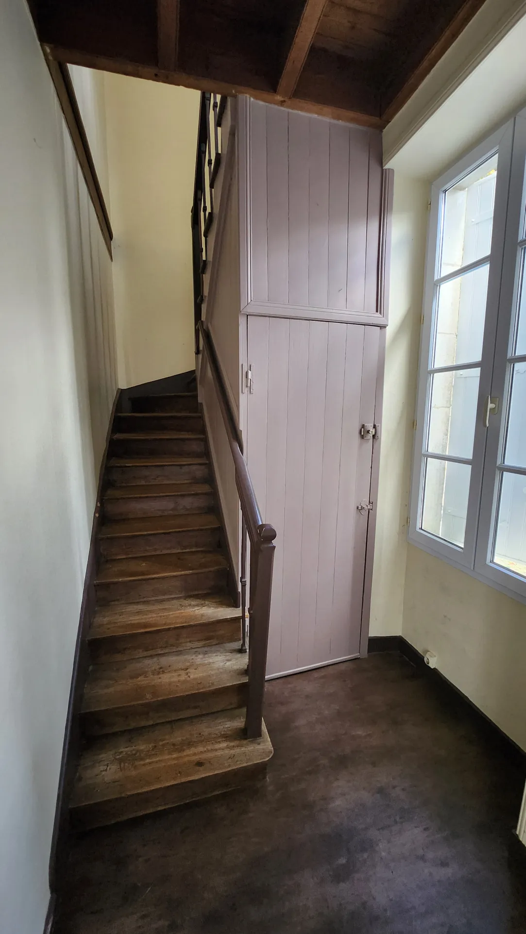 Maison en pierre avec 4 chambres et grand terrain à Saint Jean de Beugné 