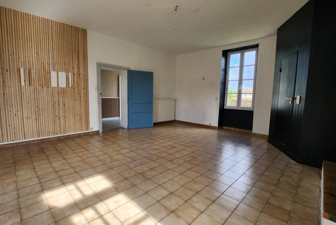 Maison en pierre avec 4 chambres et grand terrain à Saint Jean de Beugné 