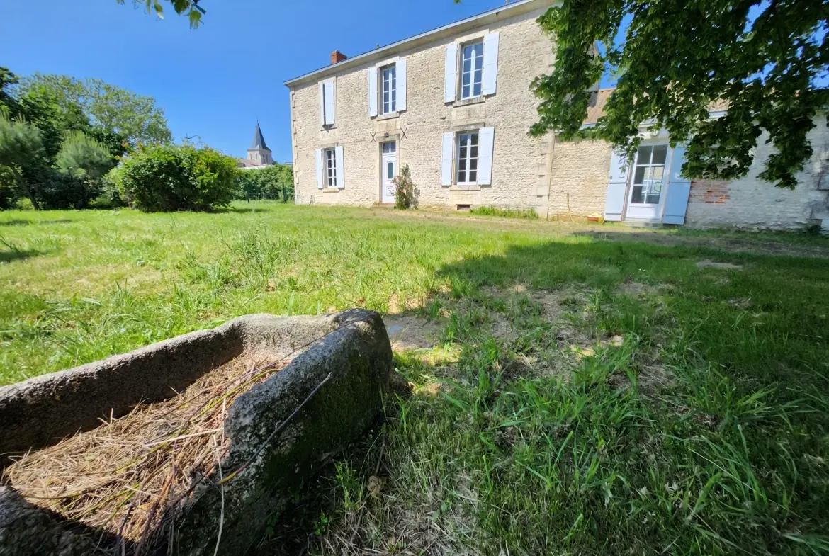 Maison en pierre avec 4 chambres et grand terrain à Saint Jean de Beugné 