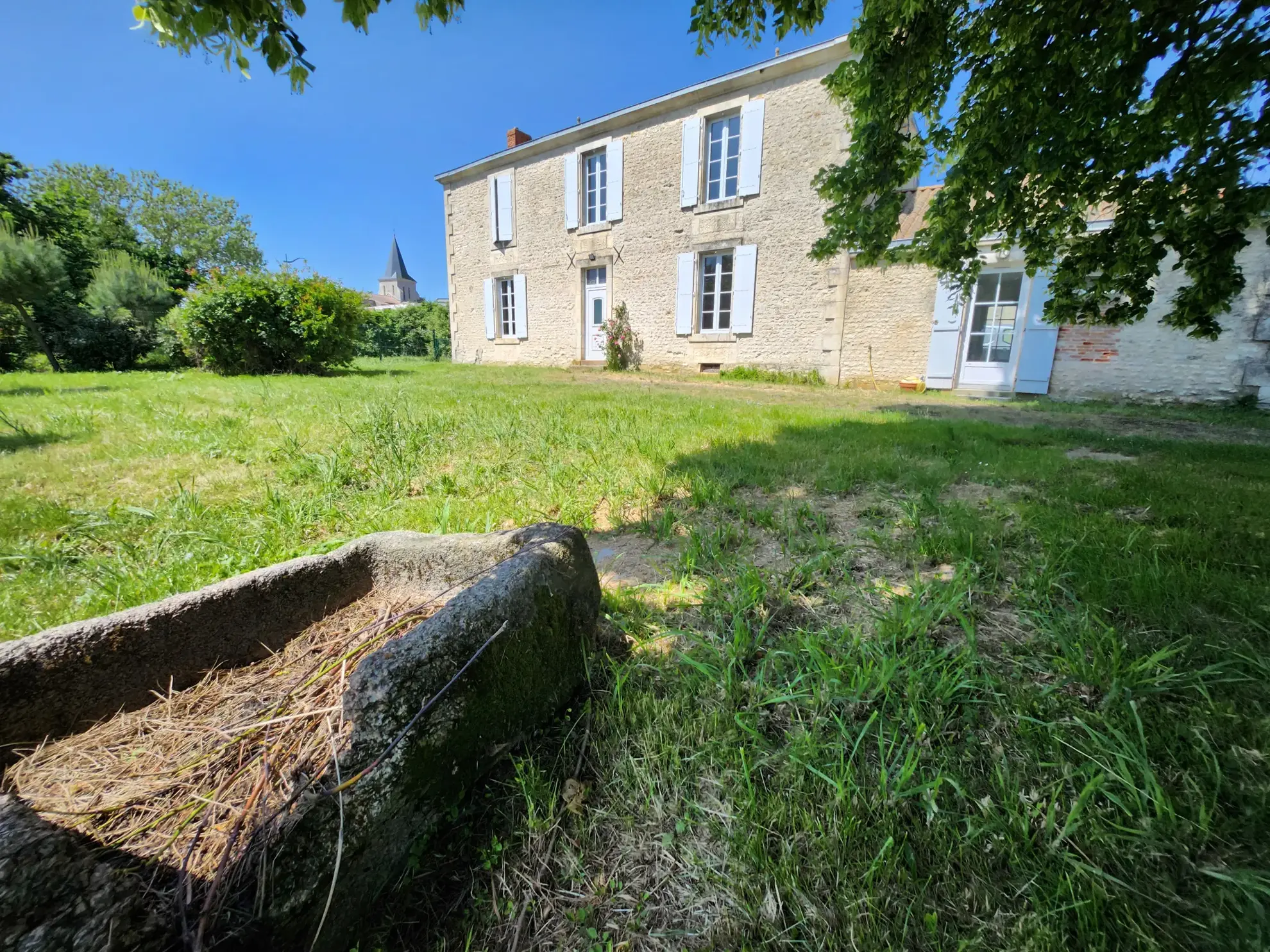 Maison en pierre avec 4 chambres et grand terrain à Saint Jean de Beugné 