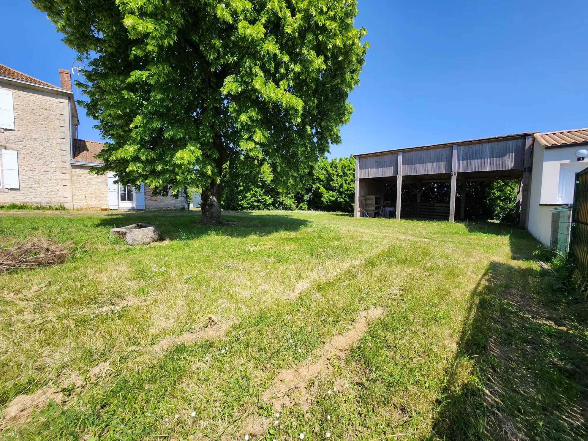 Maison en pierre avec 4 chambres et grand terrain à Saint Jean de Beugné 