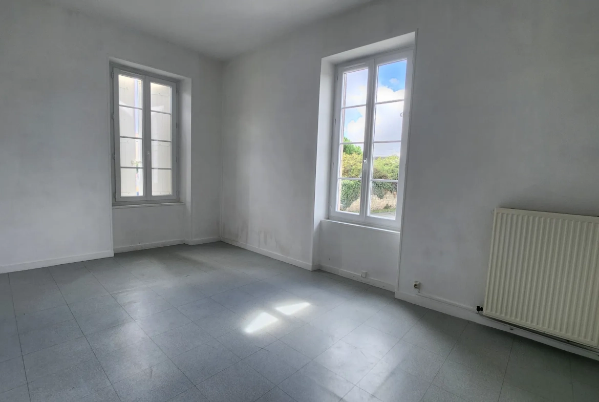 Maison en pierre avec 4 chambres et grand terrain à Saint Jean de Beugné 