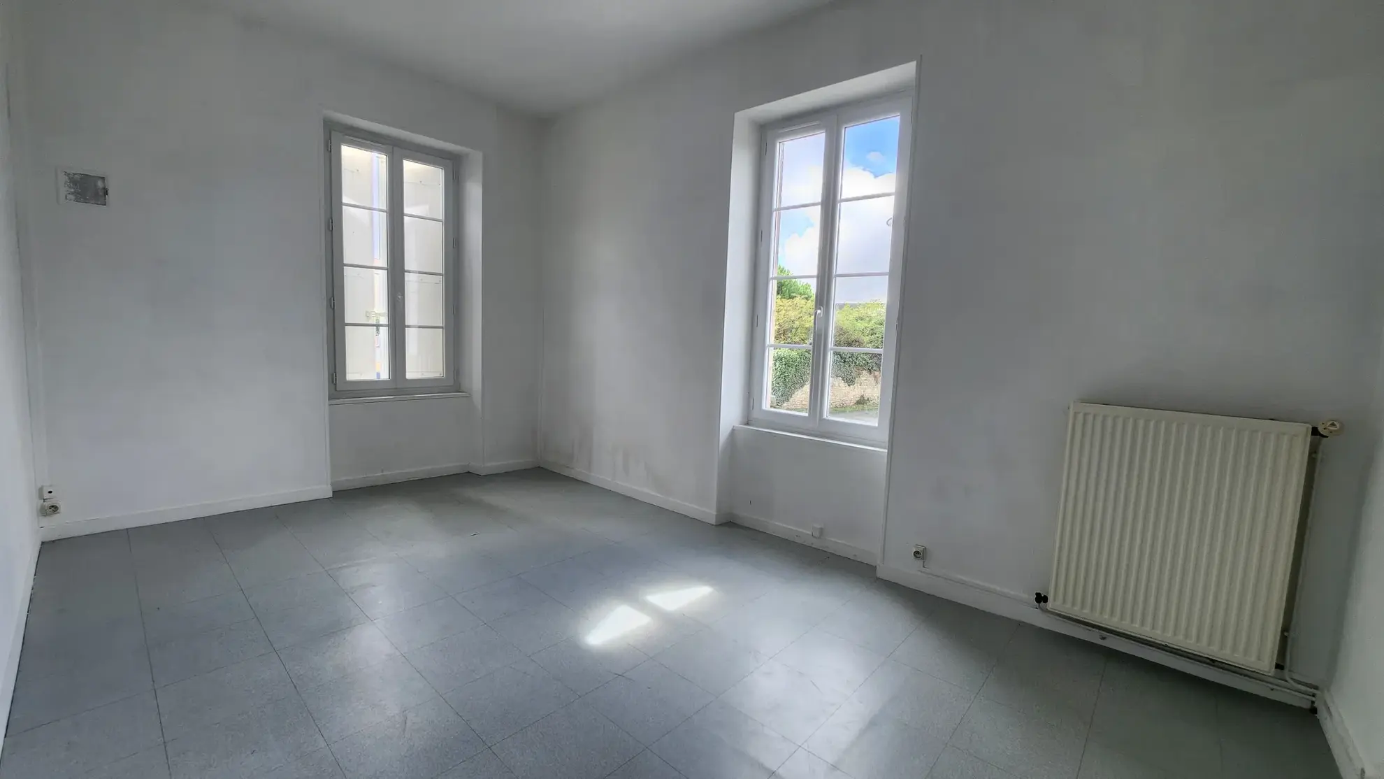 Maison en pierre avec 4 chambres et grand terrain à Saint Jean de Beugné 