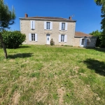 Maison en pierre avec 4 chambres et grand terrain à Saint Jean de Beugné