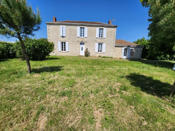 Maison en pierre avec 4 chambres et grand terrain à Saint Jean de Beugné