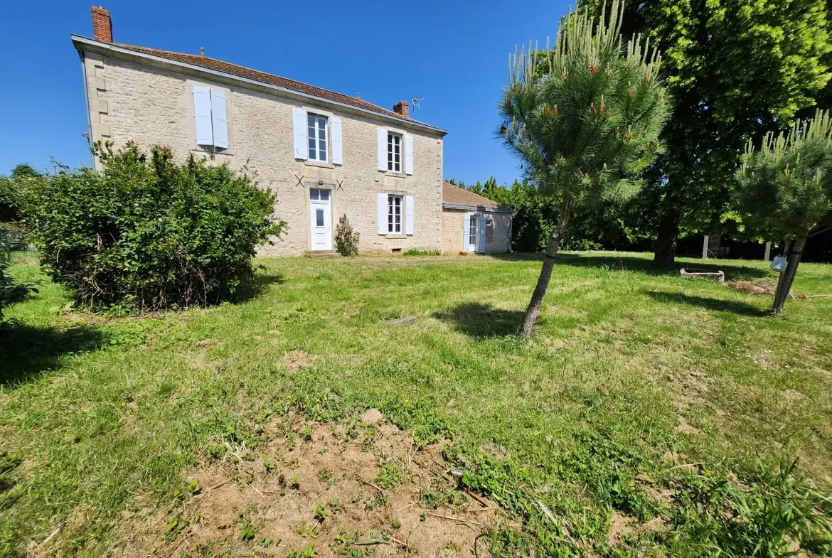 Maison en pierre avec 4 chambres et grand terrain à Saint Jean de Beugné 