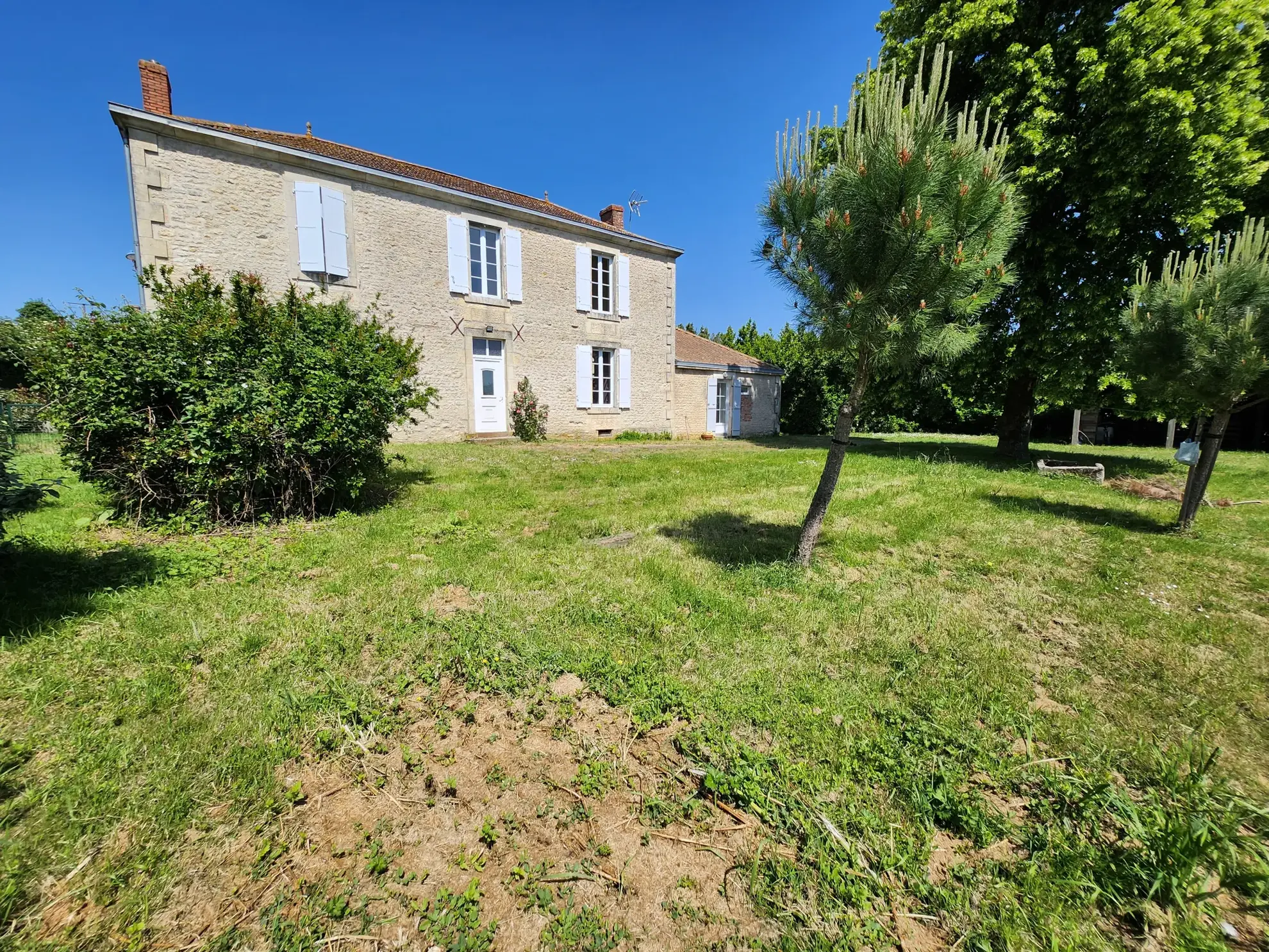 Maison en pierre avec 4 chambres et grand terrain à Saint Jean de Beugné 