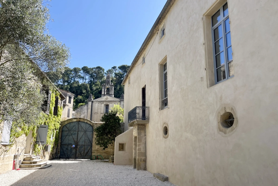 Duplex à rénover de 145 m² avec parking privé à Sommieres 