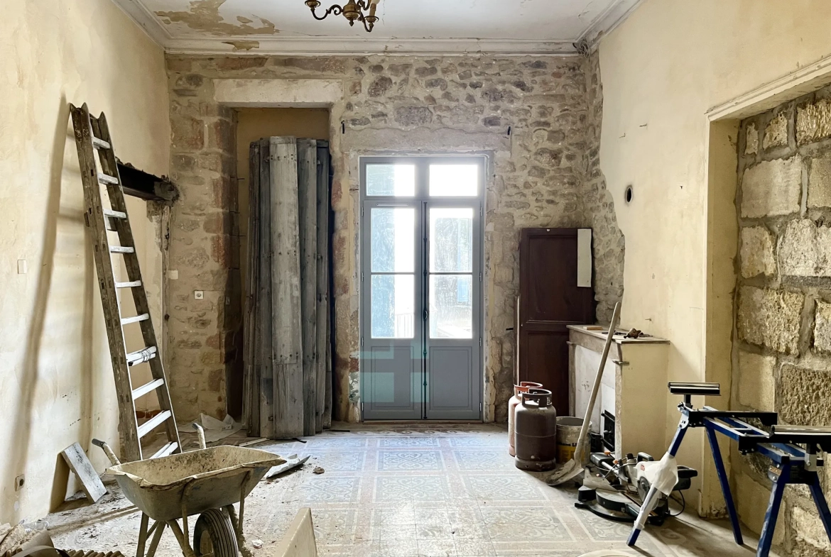 Duplex à rénover de 145 m² avec parking privé à Sommieres 