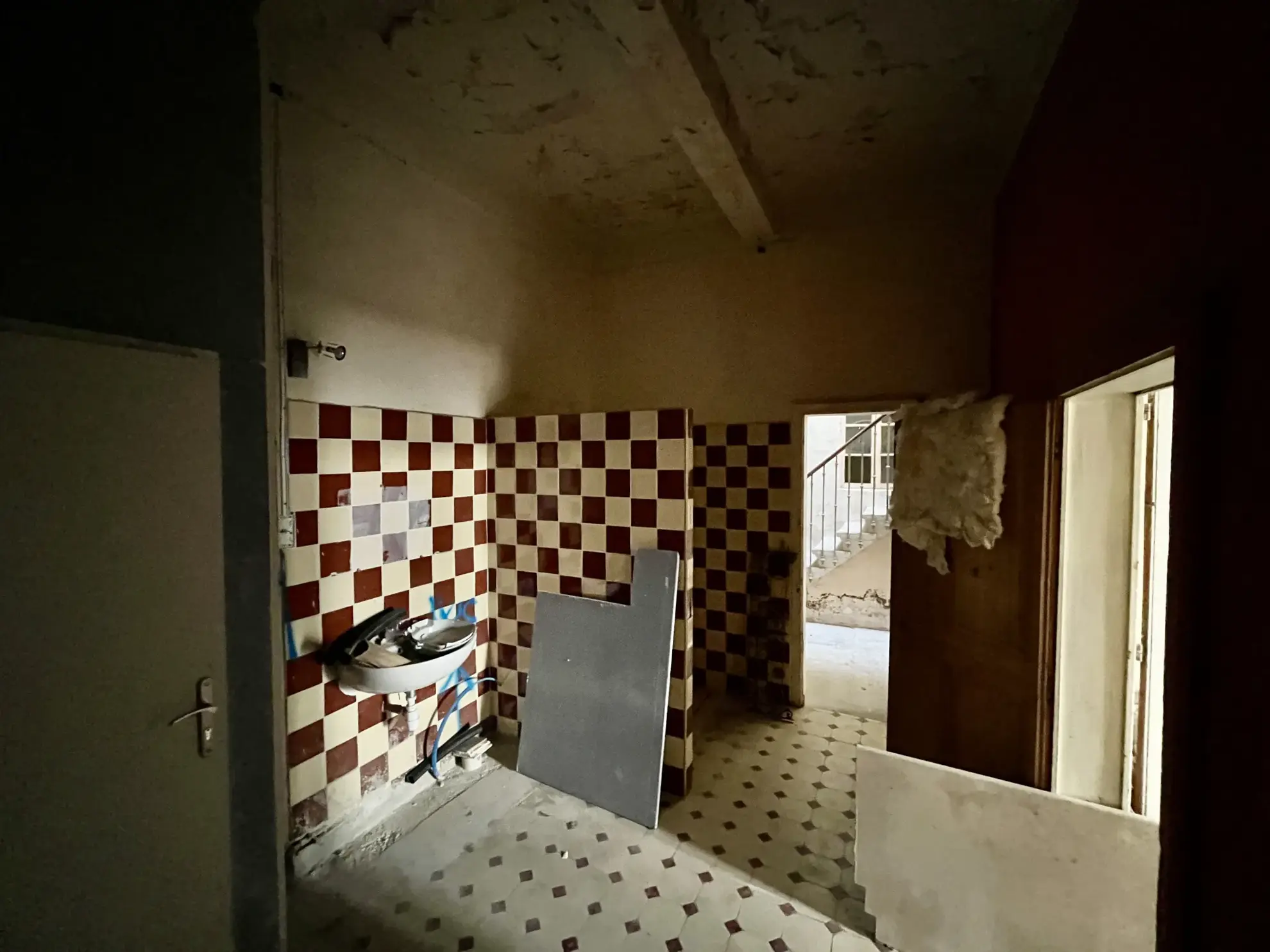 Duplex à rénover de 145 m² avec parking privé à Sommieres 