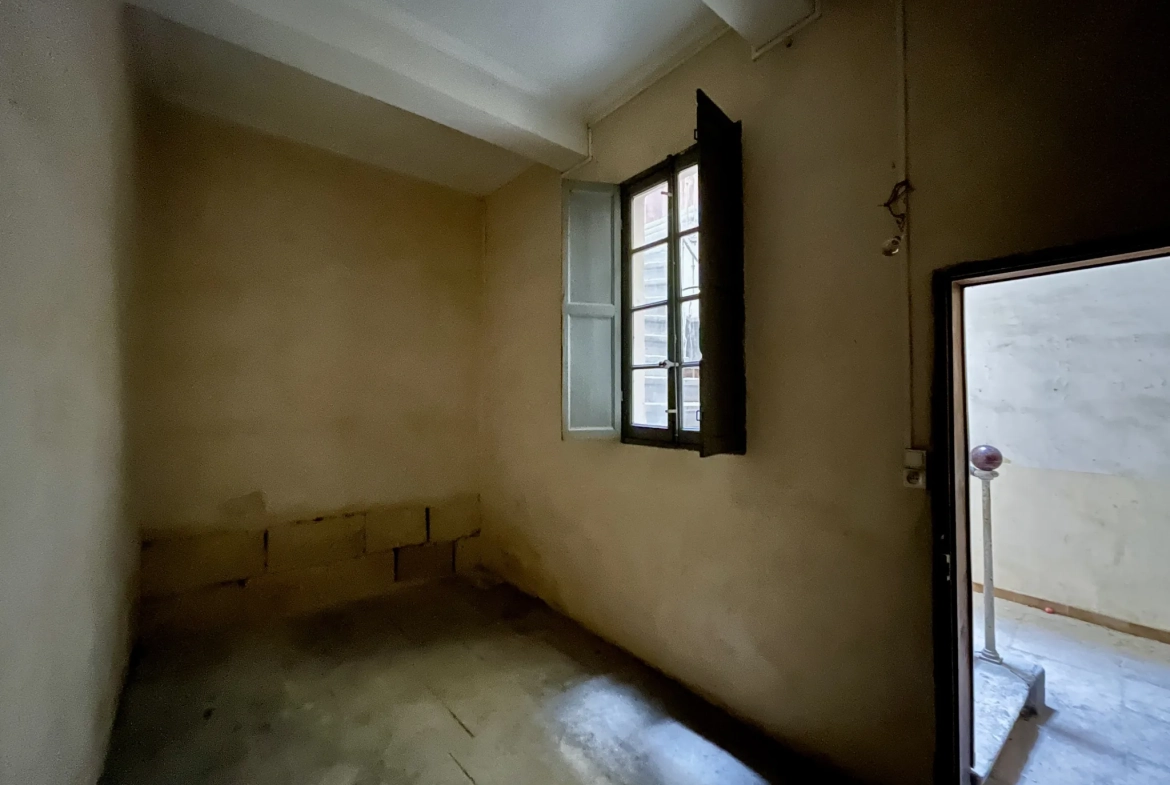 Duplex à rénover de 145 m² avec parking privé à Sommieres 