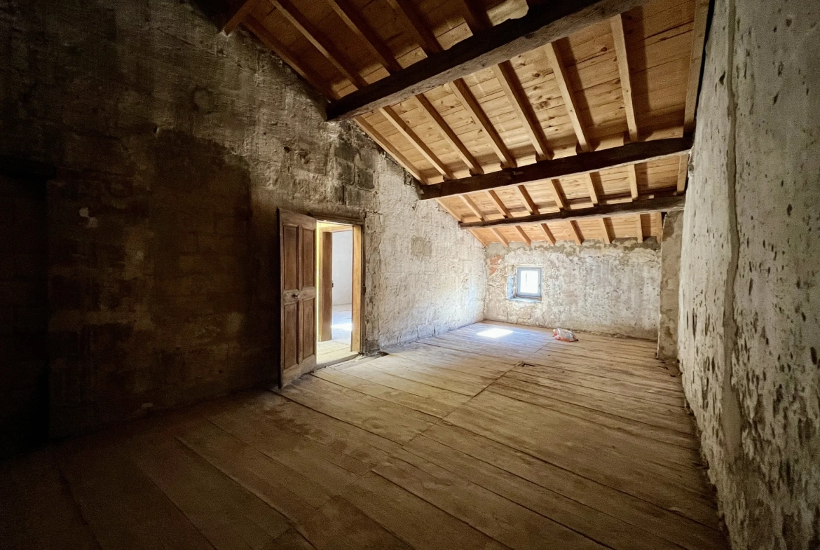 Duplex à rénover de 145 m² avec parking privé à Sommieres 