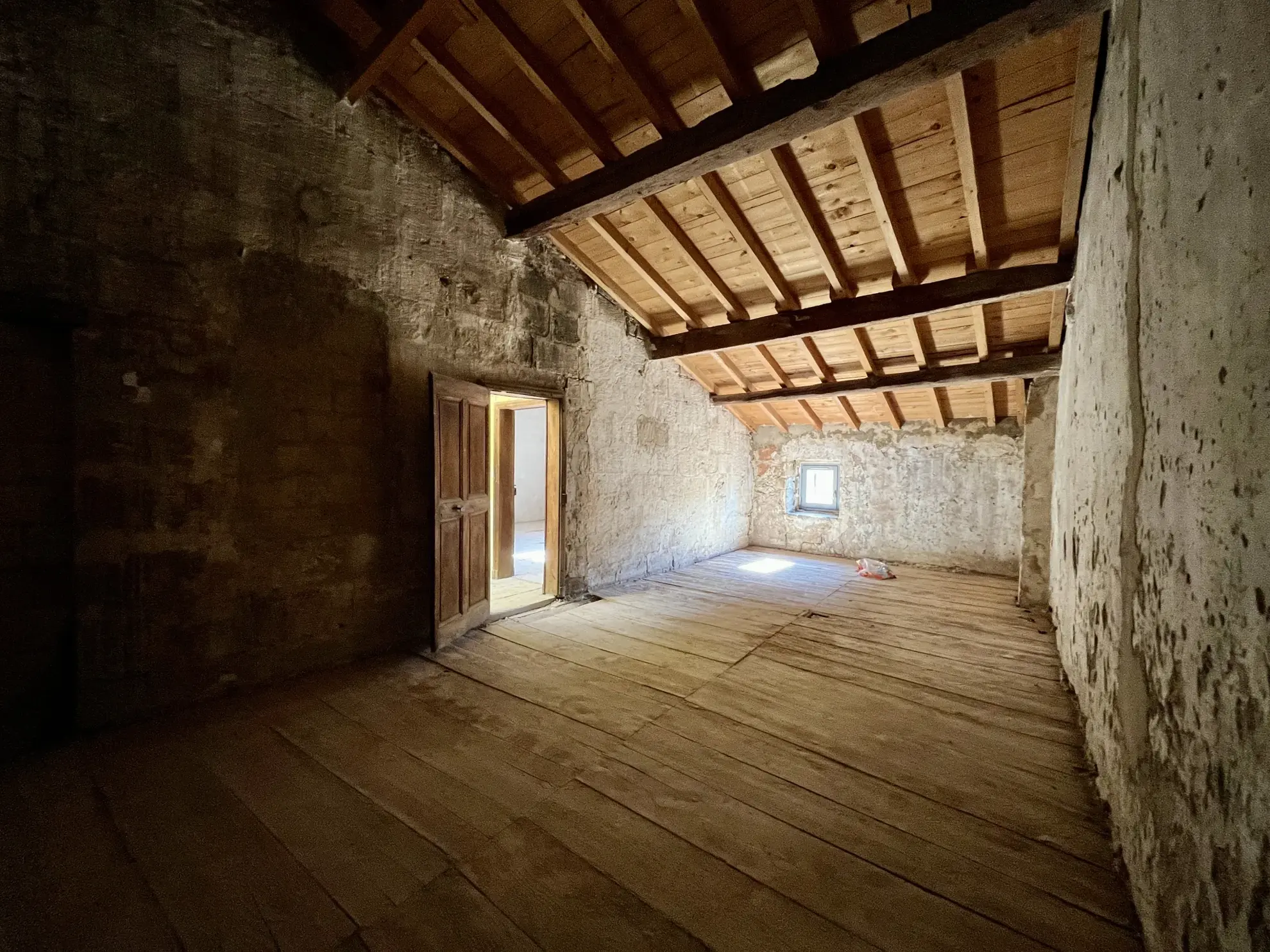 Duplex à rénover de 145 m² avec parking privé à Sommieres 