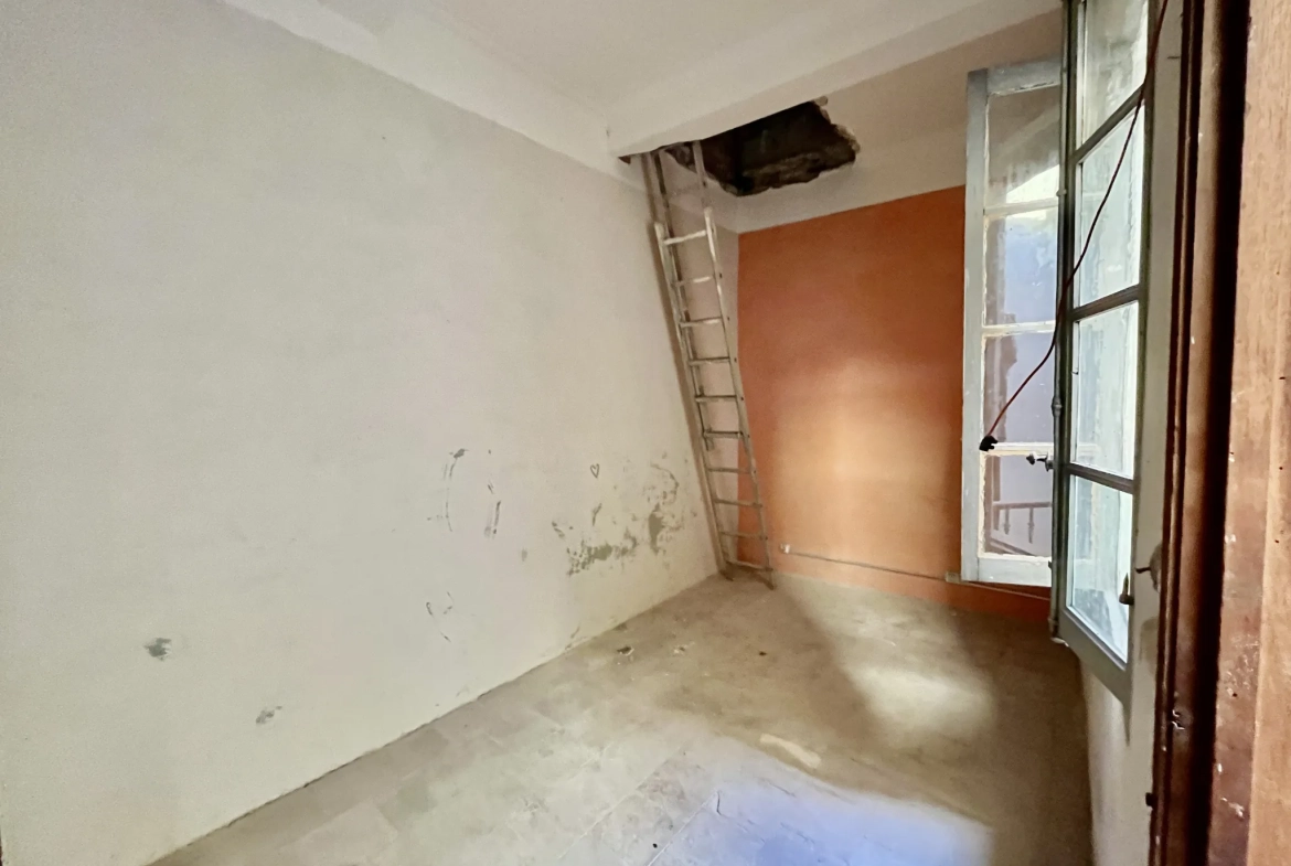 Duplex à rénover de 145 m² avec parking privé à Sommieres 