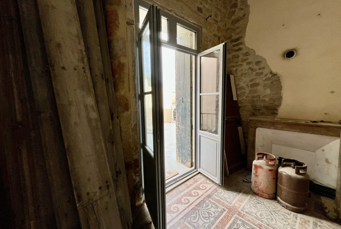 Duplex à rénover de 145 m² avec parking privé à Sommieres 